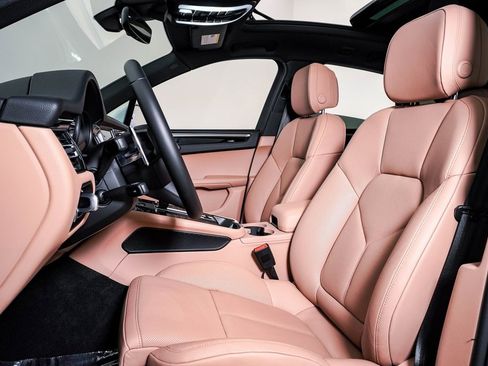 Certified 2025 Porsche Macan image 5