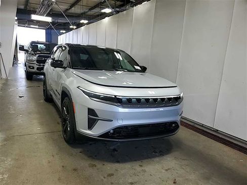 Used 2024 Jeep Wagoneer Launch Edition image 2