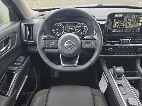 New 2025 Nissan Pathfinder SL image 18