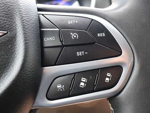 Used 2024 Chrysler Pacifica Touring-L FWD image 18