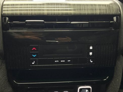 Used 2023 Jeep Wagoneer Series III w/ Premium Group I AWD/4WD image 27