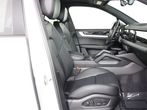 Certified 2024 Porsche Cayenne AWD/4WD image 31