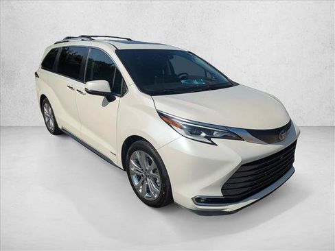 Used 2021 Toyota Sienna Platinum FWD image 3