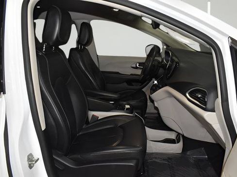 Certified 2023 Chrysler Pacifica Touring-L FWD image 21