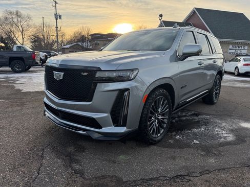Used 2024 Cadillac Escalade V w/ LPO, ONYX Package image 11