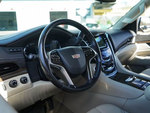 Used 2020 Cadillac Escalade Luxury image 7