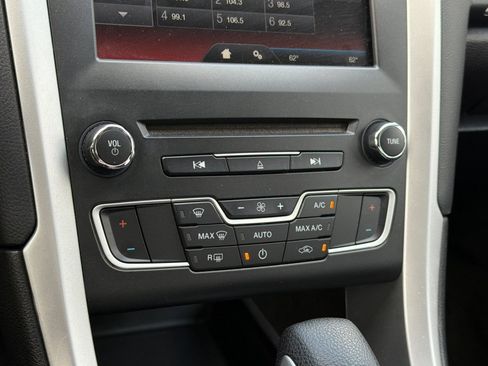 Used 2016 Ford Fusion SE FWD image 21