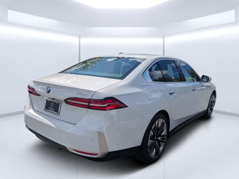 Used 2026 BMW 530i RWD image 3