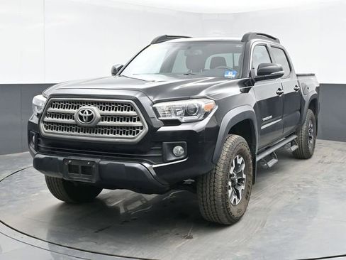 Used 2017 Toyota Tacoma TRD Off-Road w/ Premium & Technology Package image 5
