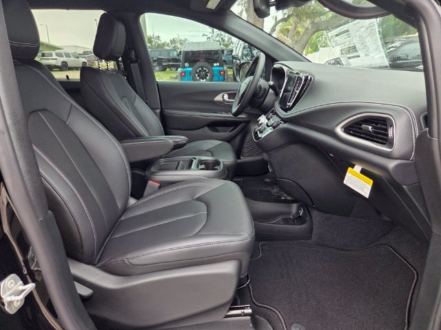 New 2027 Chrysler Pacifica Select FWD image 19