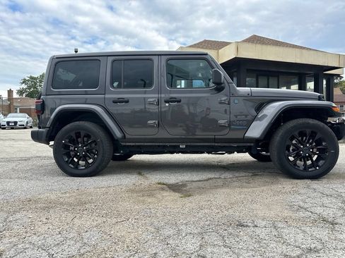 Used 2025 Jeep Wrangler Unlimited Sahara w/ Safety Group AWD/4WD image 4