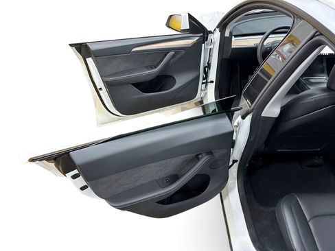 Certified 2023 Tesla Model Y AWD image 10