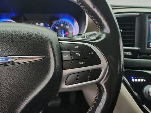 Used 2019 Chrysler Pacifica Touring-L FWD image 21