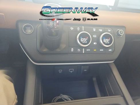 Used 2024 Land Rover Defender 110 X-Dynamic SE AWD/4WD image 20
