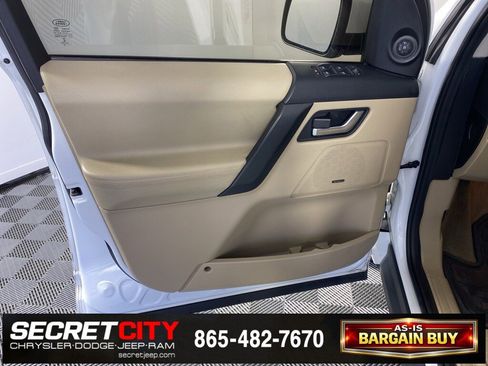 Used 2014 Land Rover LR2 image 11