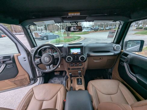 Used 2018 Jeep Wrangler Unlimited Sahara w/ Connectivity Group image 11