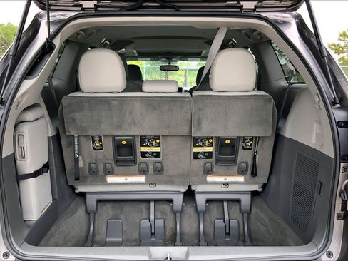 Used 2017 Toyota Sienna XLE FWD image 34