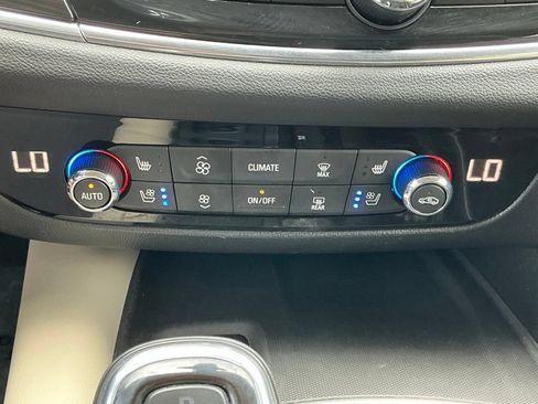 Used 2019 Buick Enclave Premium AWD/4WD image 30