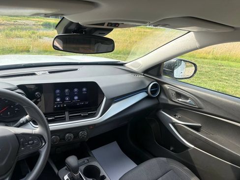 Used 2025 Chevrolet Trax LS FWD image 40