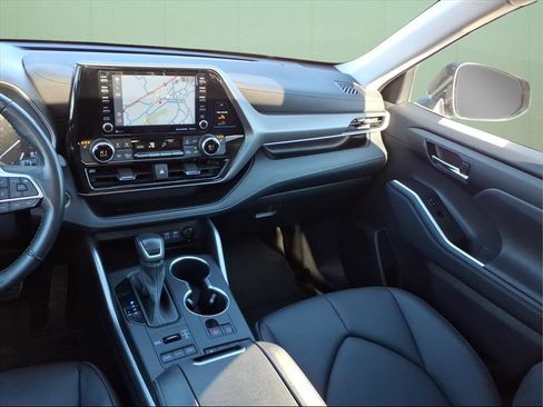Used 2022 Toyota Highlander XLE image 11