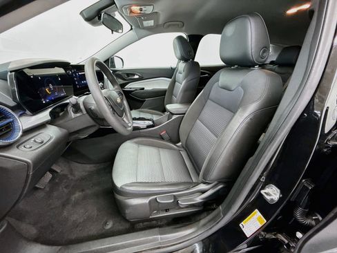 Used 2025 Chevrolet Trax LT FWD image 13