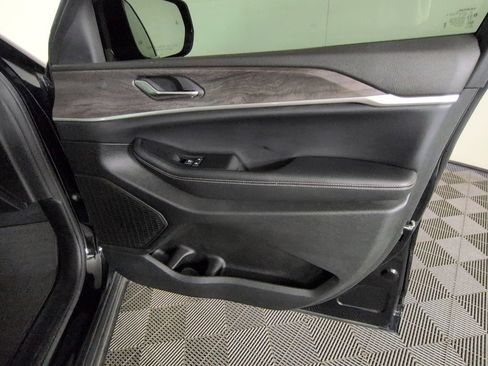 Certified 2024 Jeep Grand Cherokee Limited w/ Black Appearance Package AWD/4WD image 37