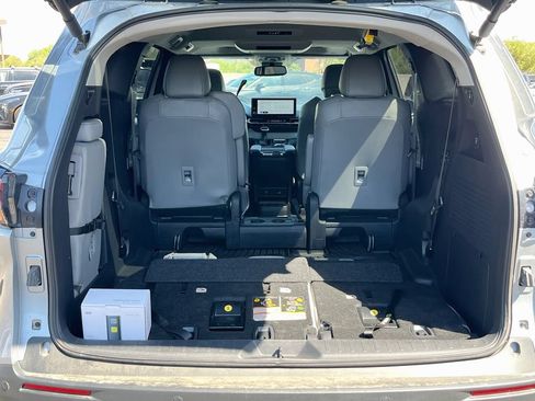 Used 2025 Toyota Sienna XLE w/ XLE Plus Package FWD image 25