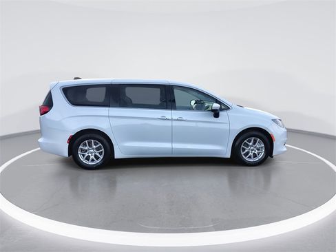 Used 2023 Chrysler Voyager LX image 9
