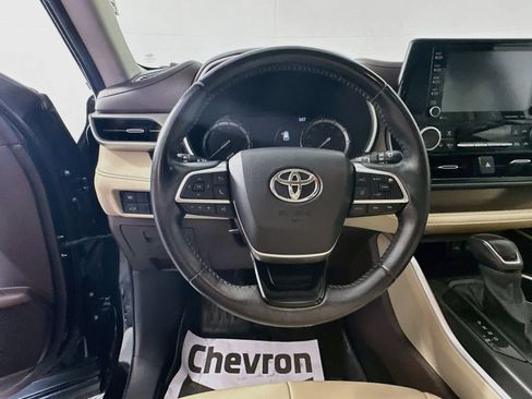 Used 2021 Toyota Highlander XLE FWD image 11