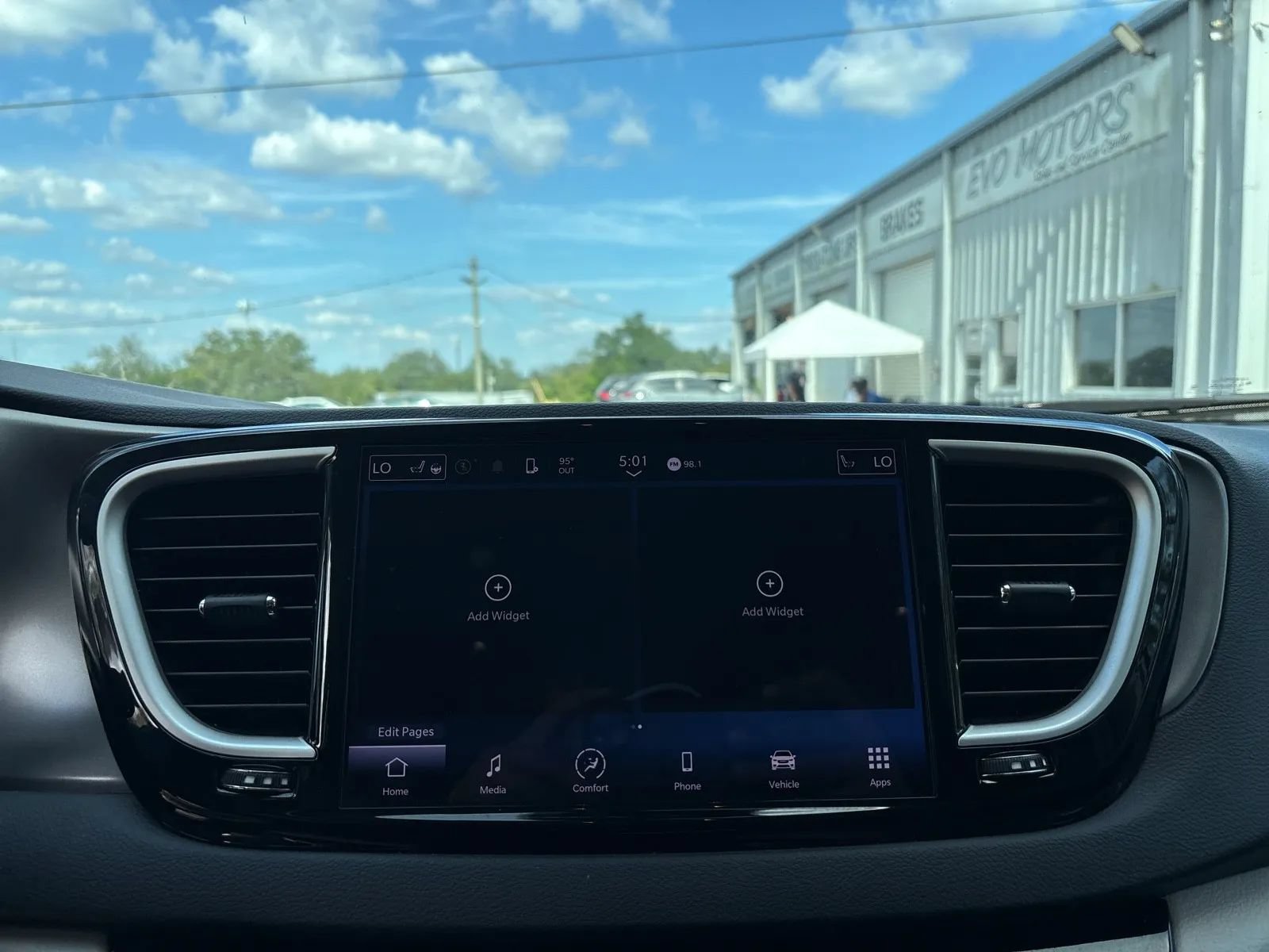 Used 2024 Chrysler Pacifica Touring-L FWD image 21