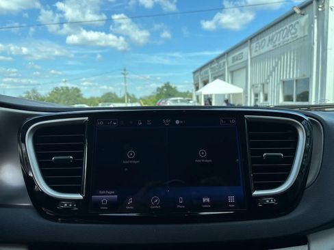 Used 2024 Chrysler Pacifica Touring-L FWD image 21