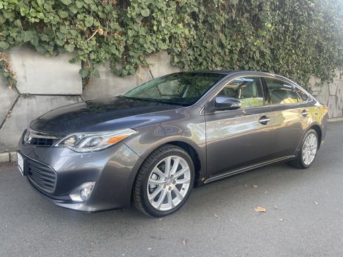 Used 2013 Toyota Avalon Limited w/ Technology Pkg image 6
