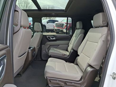 Used 2023 Chevrolet Suburban LT w/ Luxury Package AWD/4WD image 13