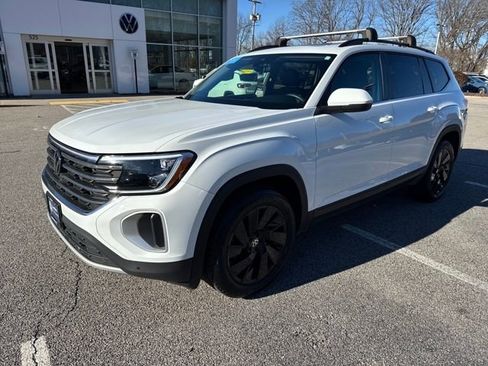 Certified 2024 Volkswagen Atlas SE image 3