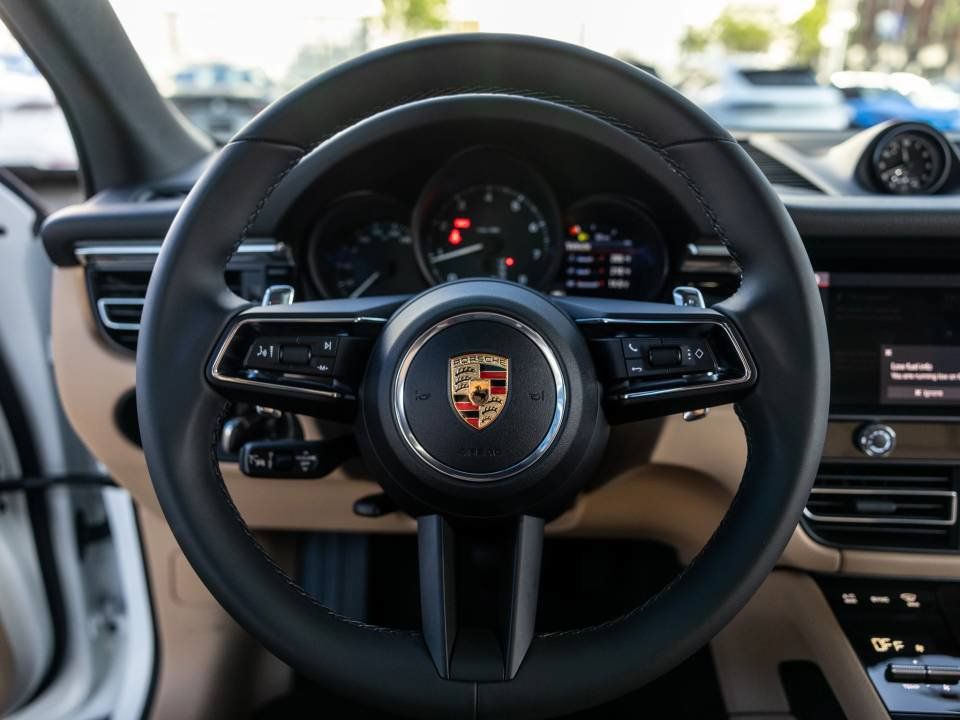 Certified 2026 Porsche Macan AWD/4WD image 6
