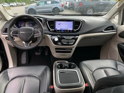 Used 2023 Chrysler Pacifica Touring-L FWD image 31