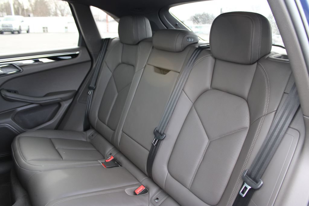 Used 2025 Porsche Macan AWD/4WD image 16
