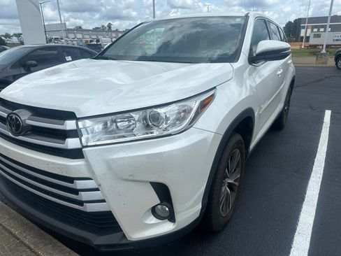 Used 2019 Toyota Highlander Plus FWD image 1
