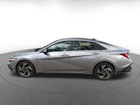 Used 2025 Hyundai Elantra Limited image 4