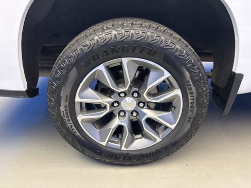 Used 2022 Chevrolet Silverado 1500 LT w/ Z71 Off-Road Package AWD/4WD image 8