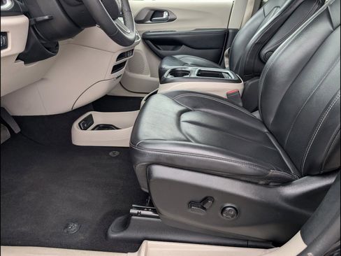 Used 2023 Chrysler Pacifica Touring-L image 11