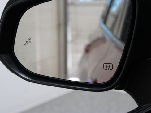 Used 2023 Toyota Highlander XSE FWD image 23