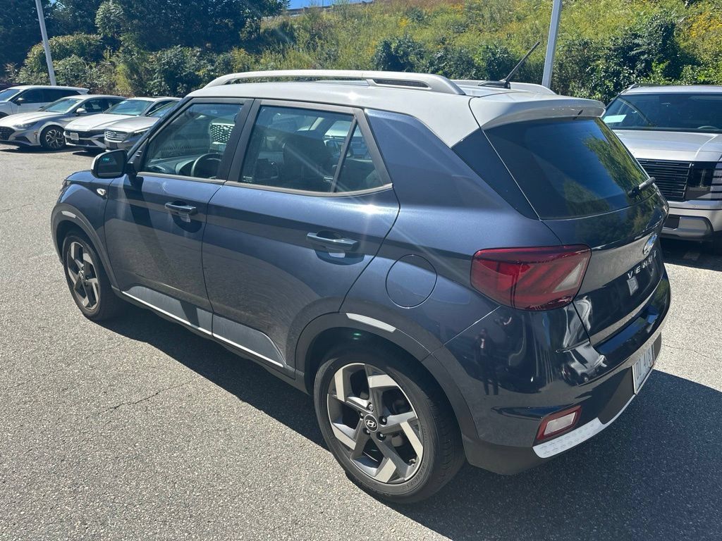 Used 2023 Hyundai Venue Limited FWD image 2