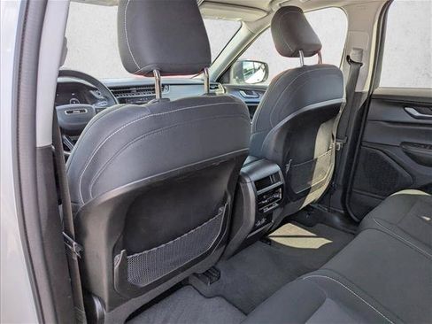Used 2024 Jeep Grand Cherokee Laredo AWD/4WD image 22