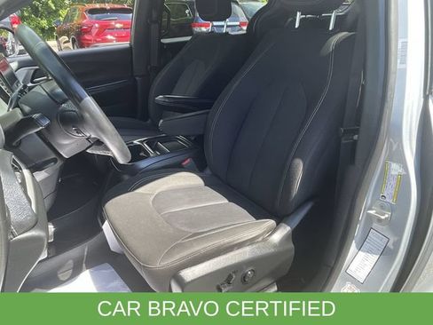 Used 2023 Chrysler Pacifica Touring FWD image 19