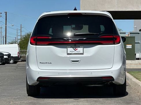 New 2027 Chrysler Pacifica Select FWD image 4
