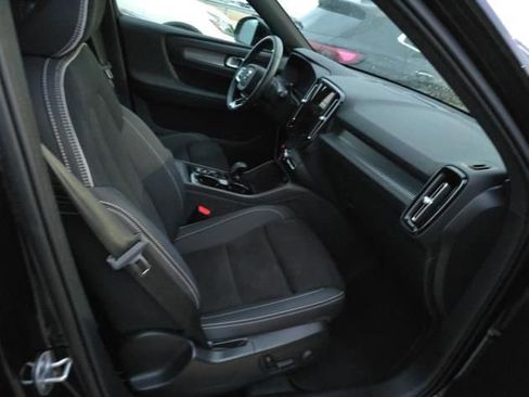 Used 2025 Volvo XC40 B5 Plus AWD/4WD image 2