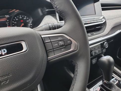 Used 2025 Jeep Compass Latitude image 12