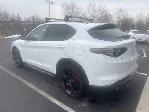 Used 2024 Alfa Romeo Stelvio Veloce image 2