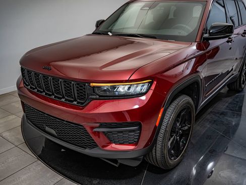 Used 2023 Jeep Grand Cherokee Altitude RWD image 14